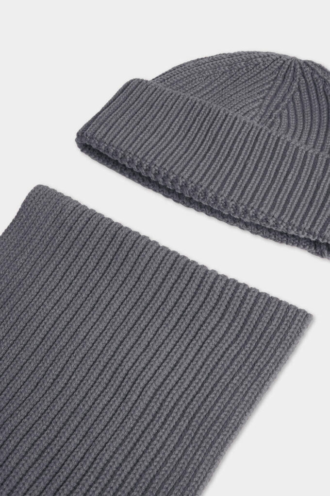 Écharpe en tricot, bonnet et coffret cadeau