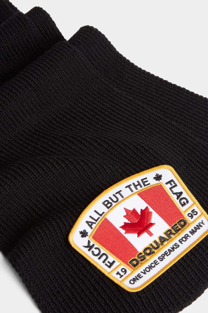 Écharpe tricotée aux couleurs du drapeau canadien Écharpe tricotée aux couleurs du drapeau canadien