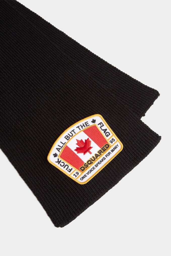 Écharpe tricotée aux couleurs du drapeau canadien Écharpe tricotée aux couleurs du drapeau canadien
