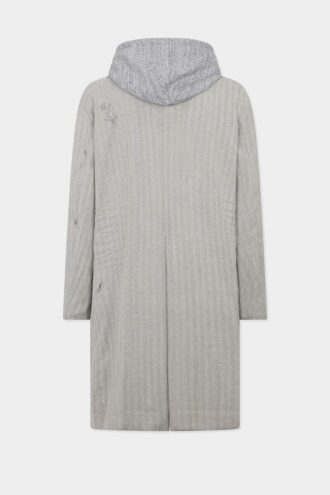 Manteau à capuche déchiré
